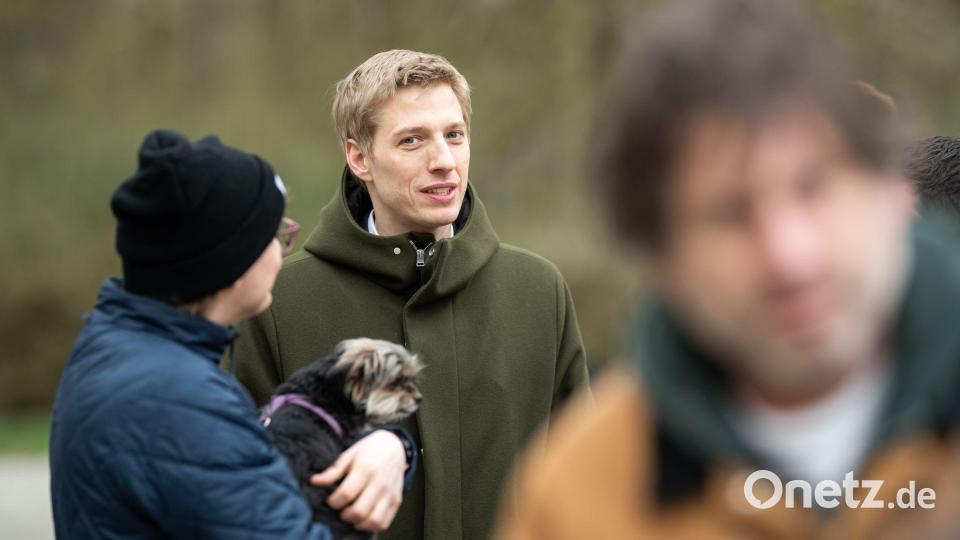 Krause auf Wahlkampftour in Schwabing. Bild: Lukas Barth-Tuttas/dpa