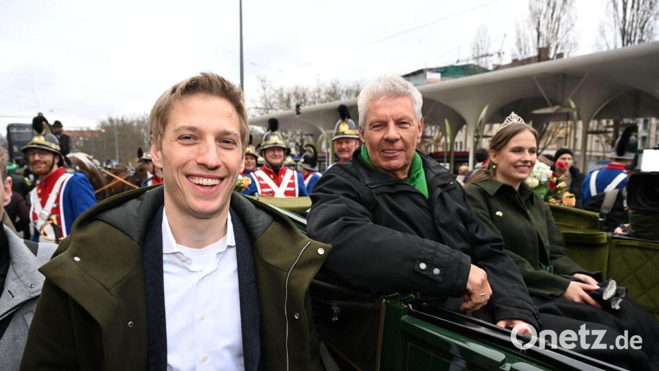 Münchens Oberbürgermeister, Dieter Reiter (M, SPD), ist Schirmherr der Veranstaltung und wird mit der Kutsche gefahren - daneben steht sein Herausforderer, Dominik Krause (l, Grüne). Bild: Felix Hörhager/dpa