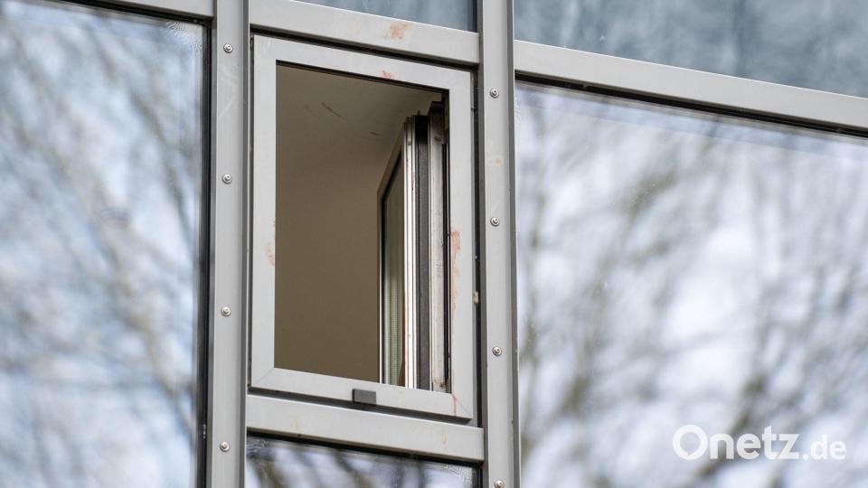 Ein blutverschmiertes Fenster in einem Hotel in Werne, in dem eine Frau erstochen wurde. Bild: Max Lametz/dpa