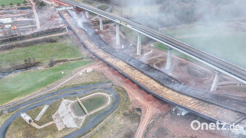 Nach der Sprengung liegen die Brückenteile am Boden. Bild: Jason Tschepljakow/dpa