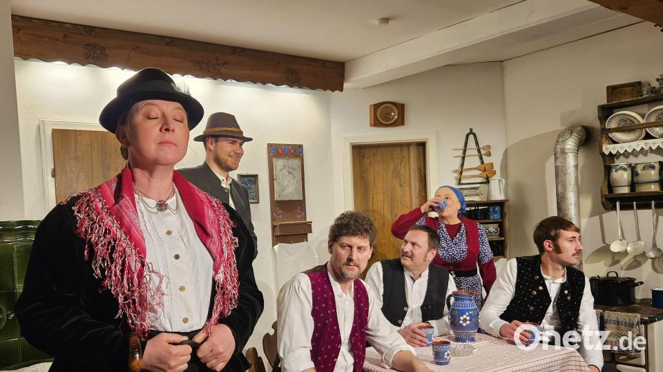 Mit ihrem selbstbewußten Charme konnte die Haslocherin (links) die drei Eisbären nicht überzeugen. Bild: ga