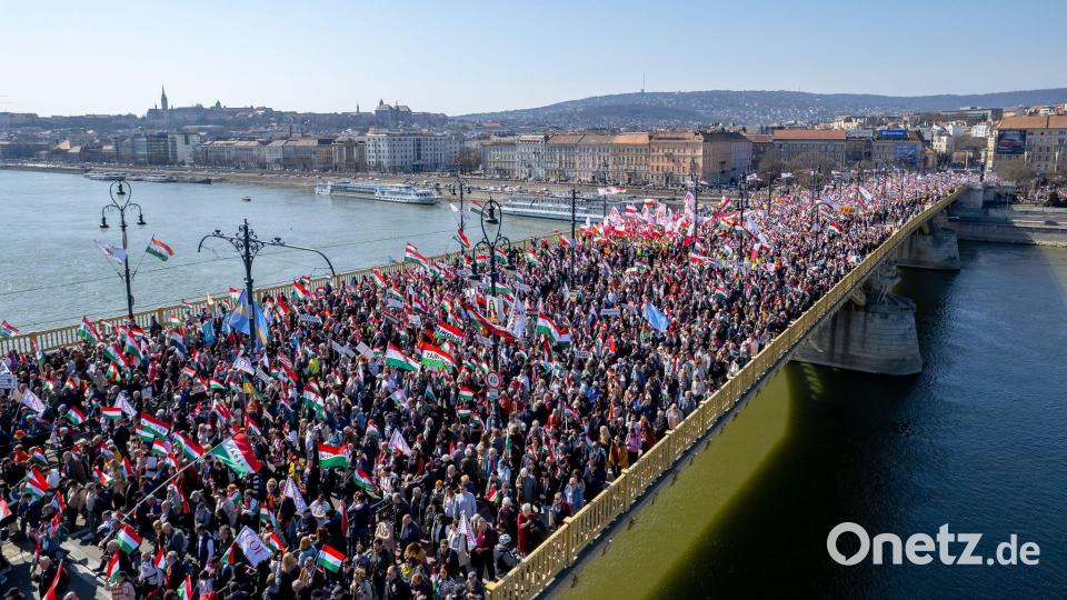 Eine große Menschenmenge zog zur Kundgebung des amtierenden Ministerpräsidenten Viktor Orban. Bild: Zsolt Czegledi/MTI/AP/dpa