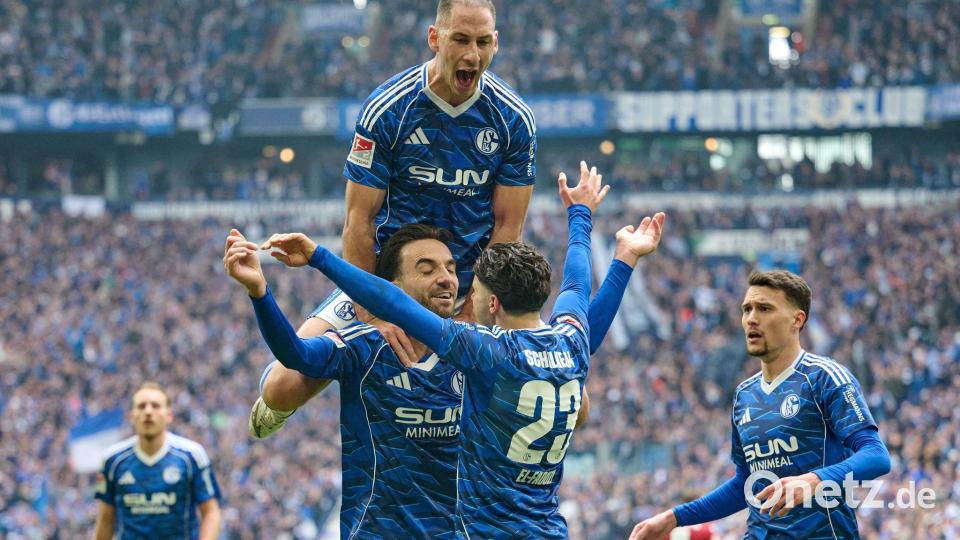 Da war der Jubel noch groß: Kenan Karaman feiert mit Nikola Katic (oben) und Flankengeber Soufiane El-Faouzi (vorne) sein Tor zum 2:0. Rechts Dejan Ljubicic. Bild: Bernd Thissen/dpa