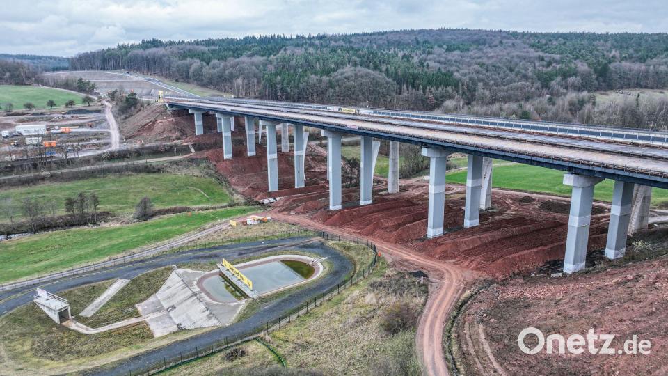 So sah die Brücke vor der Sprengung aus. Bild: Jason Tschepljakow/dpa