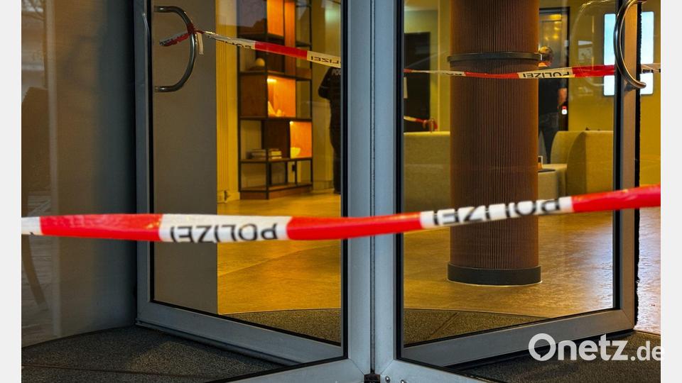 Die Drehtür zu dem Hotel ist gesperrt - ein Mann soll seine Mutter dort erstochen haben. Bild: Max Lametz/dpa