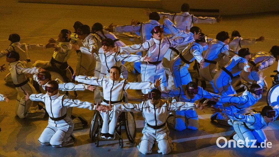 Künstler performen während der Abschlussfeier der Paralympics Bild: Philipp von Ditfurth/dpa