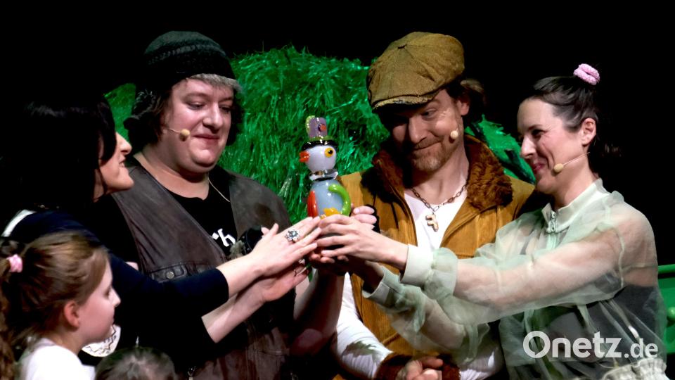 So sehen Sieger aus: "Wir sind sehr glücklich darüber, dass uns die Kinderjury ausgezeichnet hat!", strahlten Schauspieler und Regisseurin des Kinder- und Jugendtheaters Chapeau Claque aus Bamberg (von links: Regisseurin Heidi Lehnert, Schauspieler Benjamin Bochmann, Valentin Kärner und Laura Schabacker) mit der von Otmar Alt gestalteten Glasfigur. Bild: Peter Ringeisen