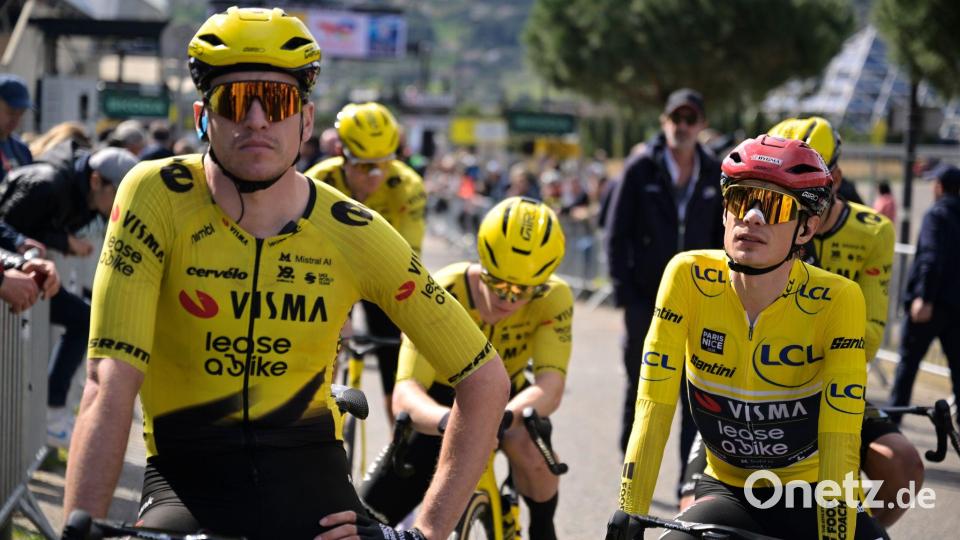 Jonas Vingegaard (r) sicherte sich erstmals den Gesamtsieg. Bild: Philippe Magoni/AP/dpa