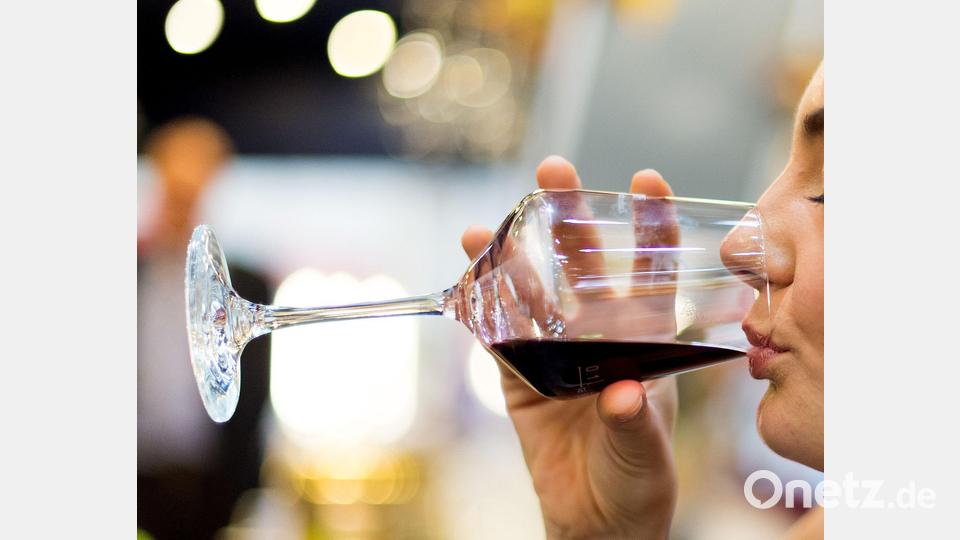 Viele Menschen bevorzugen leichtere Weine. (Symbolfoto) Bild: Monika Skolimowska/dpa