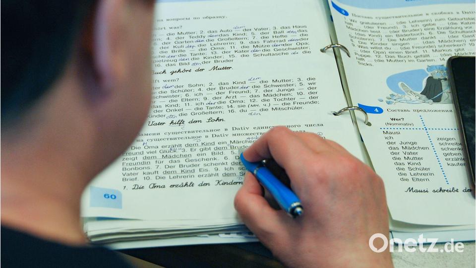 Je länger der Krieg in der Ukraine andauert, desto wichtiger ist für die von dort geflüchteten Menschen, dass sie die Sprache des Aufnahmelandes lernen. (Symbolfoto) Bild: Anja Sokolow/dpa-Zentralbild/dpa