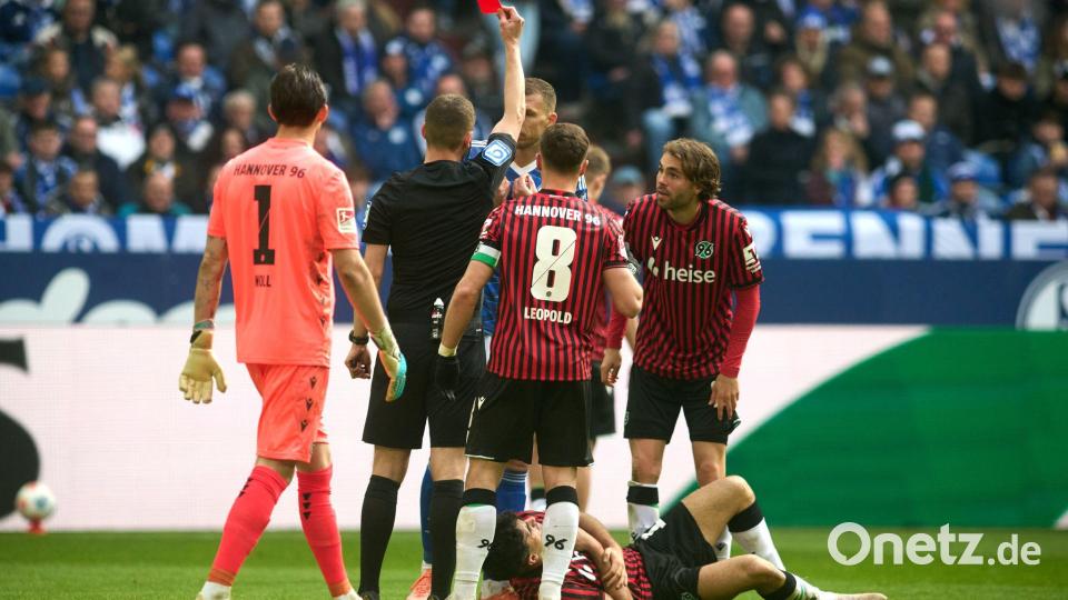 52. Minute: Schiedsrichter Robin Braun zeigt Edin Dzeko die Rote Karte, weil dieser seinen Gegenspieler Husseyn Chakroun mit dem hohen Fuß am Bauch getroffen hat. Bild: Bernd Thissen/dpa