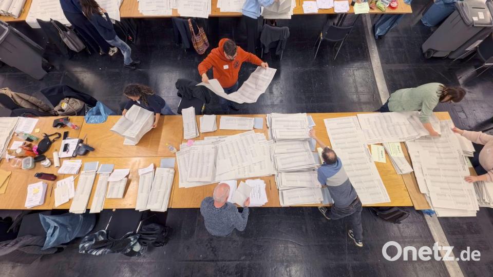 Stimmen auszählen bei den hessischen Kommunalwahlen. Bild: Andreas Arnold/dpa