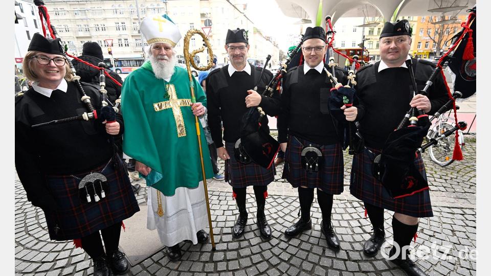 Wolfgang Schramm (2.v.l.) ist bei der Münchner Parade zum St. Patrick's Day die Figur des St. Patrick. Bild: Felix Hörhager/dpa