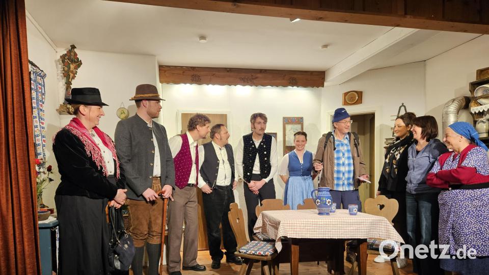 Auf "der kleinen Bühne" hatten mit viel Spielwitz und eleganter Situationskomik die Darsteller großen Spaß und eine überwältigende Resonanz des Publikums bei der Premiere in Unterauerbach. Bild: ga