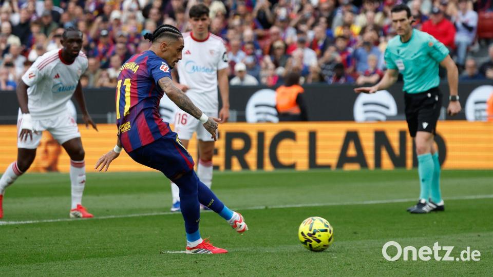 Mit zwei verwandelten Elfmetern brachte Raphinha den FC Barcelona auf Siegkurs. Bild: Joan Monfort/AP/dpa