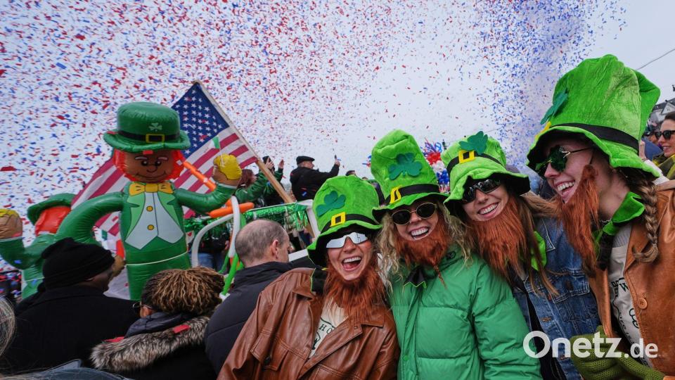 Frauen mit Koboldhüten und Bärten während der jährlichen St. Patrick's Day Parade. Bild: Charles Krupa/AP/dpa