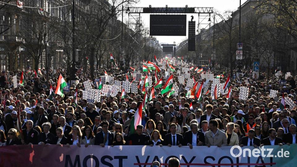 Menschen in riesiger Zahl folgten dem Aufruf von Oppositionsführer Peter Maygar zu einem „Nationalen Marsch für die Systemwende“. Bild: Denes Erdos/AP/dpa