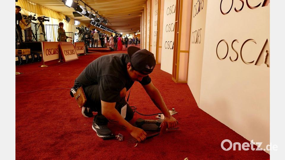 Vor Hollywoods großer Nacht werden noch schnell letzte Handgriffe vorgenommen. Bild: Barbara Munker/dpa