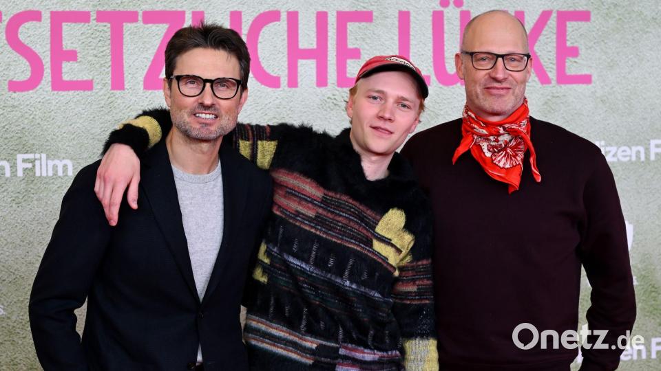 Eine Million Menschen haben die Tragikomödie mit Bruno Alexander (M) mittlerweile gesehen, die Simon Verhoeven (l) inszeniert hat nach einem Roman von Joachim Meyerhoff (r). (Archivbild) Bild: Sven Hoppe/dpa