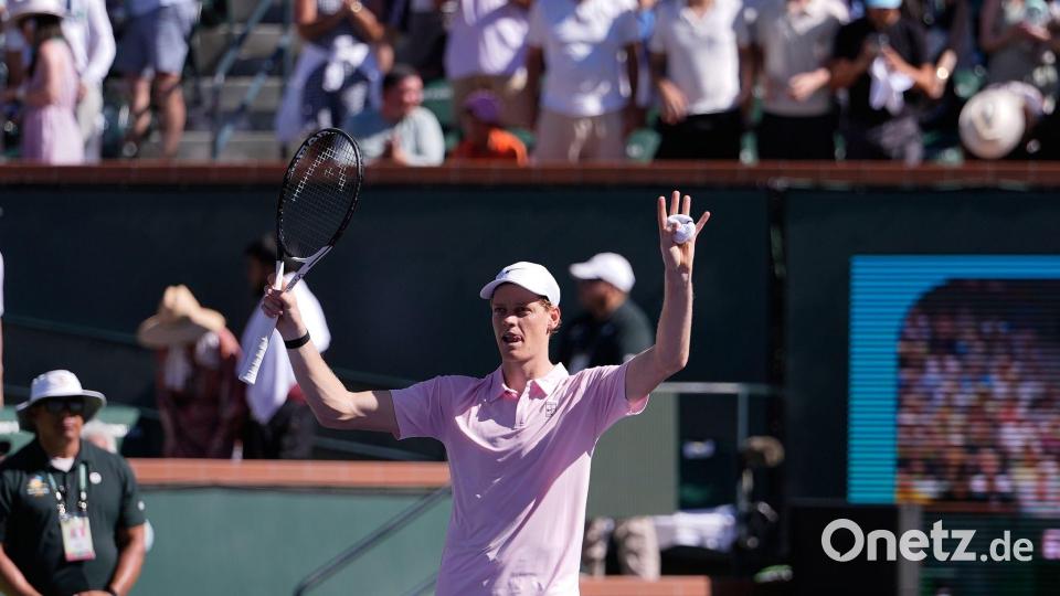 Der Italiener Jannik Sinner jubelt nach seinem Sieg über den Deutschen Zverev. Bild: Mark J. Terrill/AP/dpa