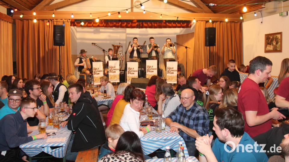 Die Gäste genießen das Starkbierfest mit den "Hulzstoussboum". Bild: pi