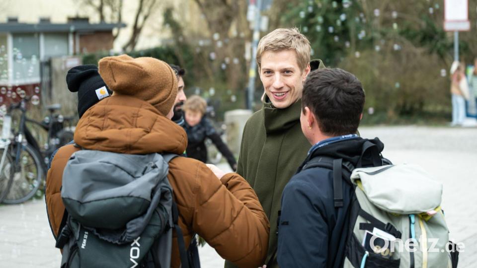 Krause im Gespräch am Englischen Garten. Bild: Lukas Barth-Tuttas/dpa