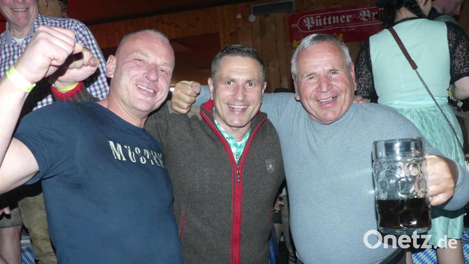 Bürgermeister Marcus Gradl mit den Gewinnern (Vater und Sohn) des Maßkrugstemmens: rechts Fritz Gradl (2013), links Sigi Gradl (2025 und 2026). Bild: rn