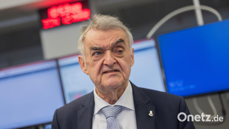 Herbert Reul (CDU) droht den Fußballclubs mit Rechnungen für Polizeikosten (Archivbild). Bild: Rolf Vennenbernd/dpa