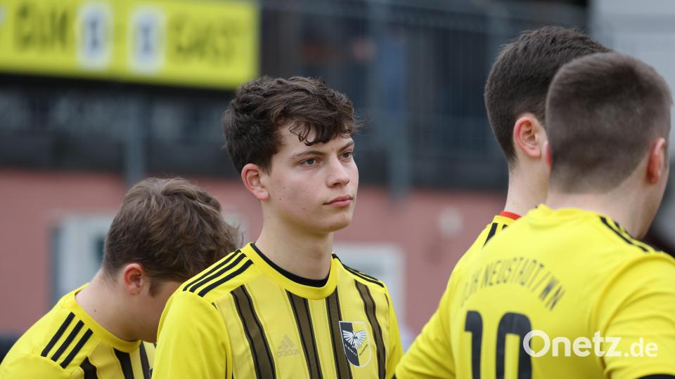 Ben Kippes vor dem Spiel seiner DJK Neustadt/WN gegen die SpVgg Pirk. Die DJK siegte mit 4:1. Bild: Dieter Jäschke