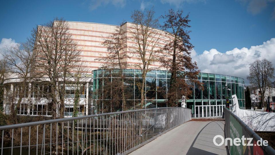 Die Konzerthalle, Heimat der Bamberger Symphoniker, liegt am Regnitzufer. Bild: Daniel Vogl/dpa