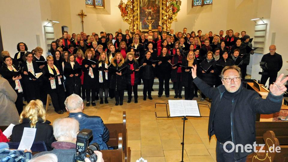 Den musikalischen Schlussakkord setzte der Gesamtchor aller Mitwirkenden, der zusammen mit den Konzertbesuchern in „Großer Gott, wir loben dich“ einstimmte. Bild: whü