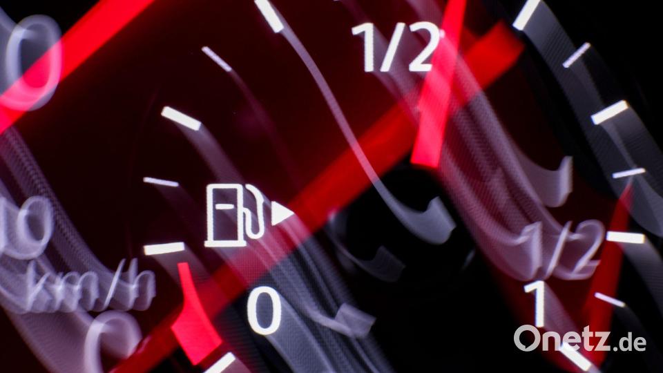Die Nadel einer Tankanzeige in einem VW Passat zeigt wenig Kraftstoff an Bild: Jan Woitas/dpa