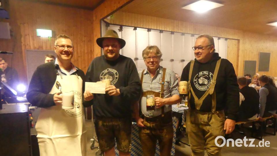 Harald Wohlrab, Stadtverbandsvorsitzender Michael König, Pilots-Vorsitzender Sebastian Wohlrab und Schirmherr Peter Teschke (von rechts) stießen nach dem Anzapfen auf ein rauschendes Starkbierfest an. Bild: rn