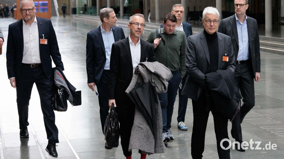 Vertreter der Mineralölkonzerne nahmen an der Sitzung teil. Bild: Carsten Koall/dpa