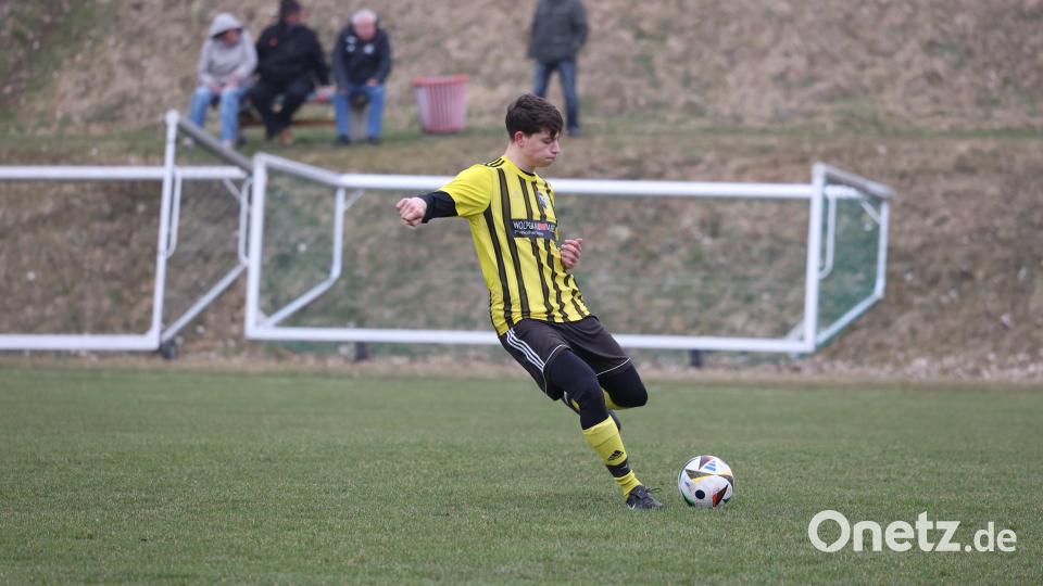 Ben Kippes war im Mittelfeld unterwegs. Die DJK Neustadt/WN siegte gegen Pirk mit 4:1. Bild: Dieter Jäschke