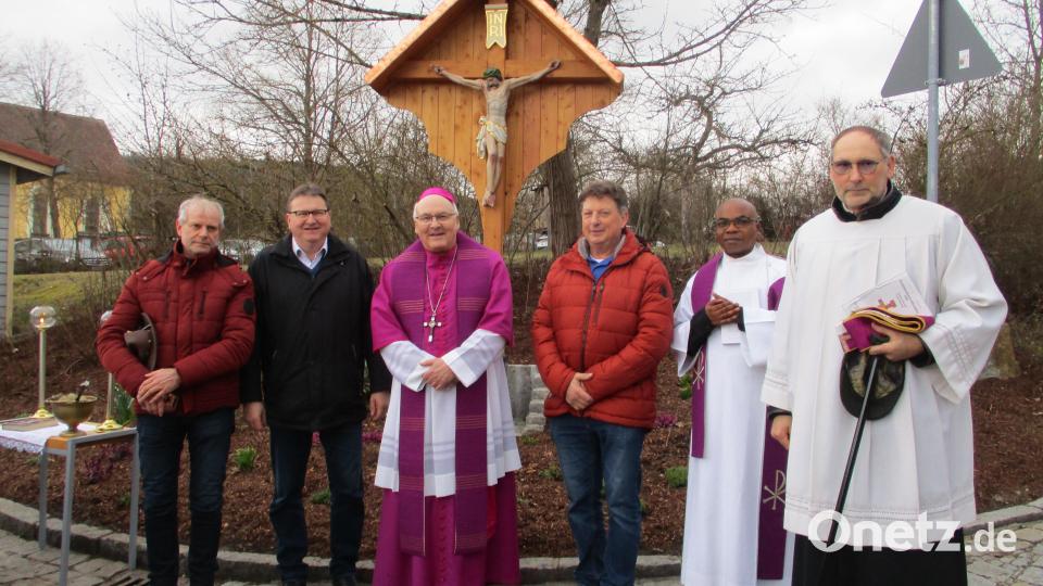 Die Firmeninhaber Werner Schönberger (Zweiter von links) und Andreas Altmann (Dritte von rechts) stifteten das neue Schulhauskreuz. Bischof Voderholzer (Dritter von links) und Pfarrer Gerhard Wagner (rechts) dankten für die großzügige Spende. Bild: bnr