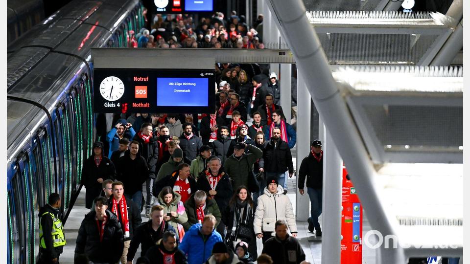 Bei Bayern-Heimspielen fahren regelmäßig viele Fußballfans mit der U-Bahn zur Allianz Arena. Bild: Sven Hoppe/dpa