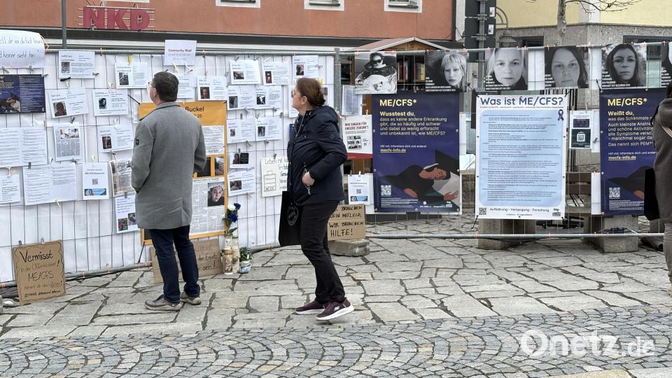 Passanten konnten sich an der Portrait-Wand ein Bild von den Betroffenen und ihren Schicksalen machen. Bild: Lukas Büchold