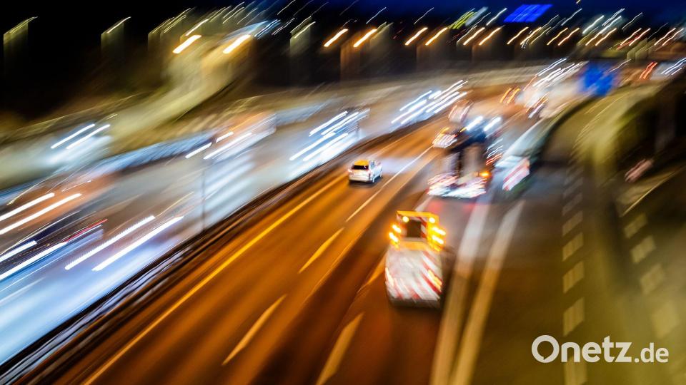 Morgendlicher Autoverkehr auf der A100. Am heutigen Montag (16.03.2026) tagt eine von den Koalitionsfraktionen im Bundestag eingesetzte Taskforce zu den gestiegenen Energiepreisen Bild: Christoph Soeder/dpa