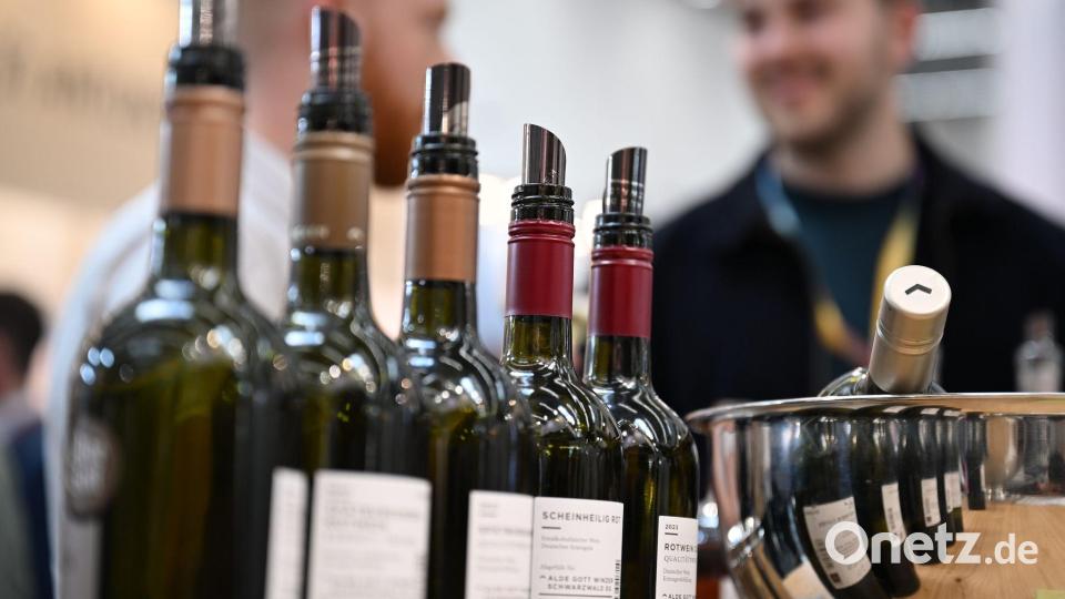 Bei der Prowein war an den Messeständen reger Andrang. Bild: Wolf von Dewitz/dpa