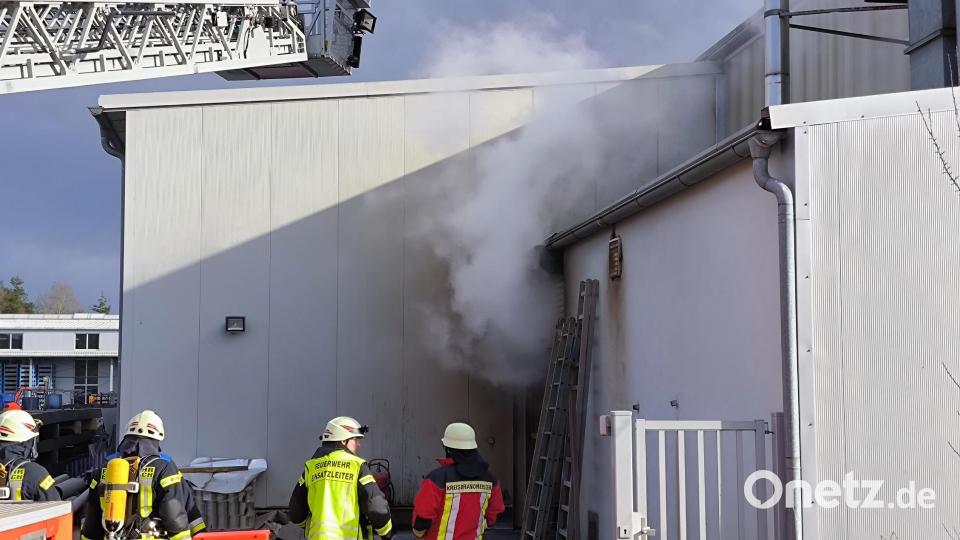 Dichter Rauch drang aus der Lagerhalle. Bild: jma