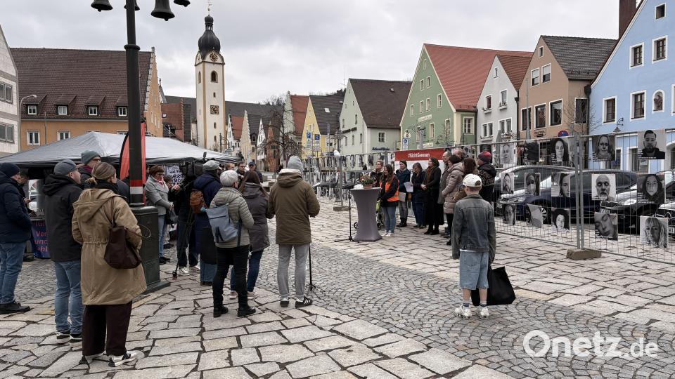 Auf dem Marktplatz in Schwandorf weisen mehrere Organisationen anlässlich des "Long COVID Awareness Day" auf das Schicksal von Betroffenen hin. Bild: Lukas Büchold
