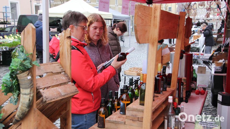 Warum nicht mal einen leckeren Wein genießen? Ein Spirituosenstand war eine Attraktion beim Josefi-Markt. Bild: Konrad Rosner