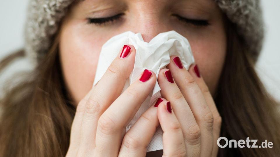 Erkältungskrankheiten machten 2025 die meisten Krankmeldungen von AOK-Versicherten in Bayern aus. (Symbolbild) Bild: Christina Sabrowsky/dpa