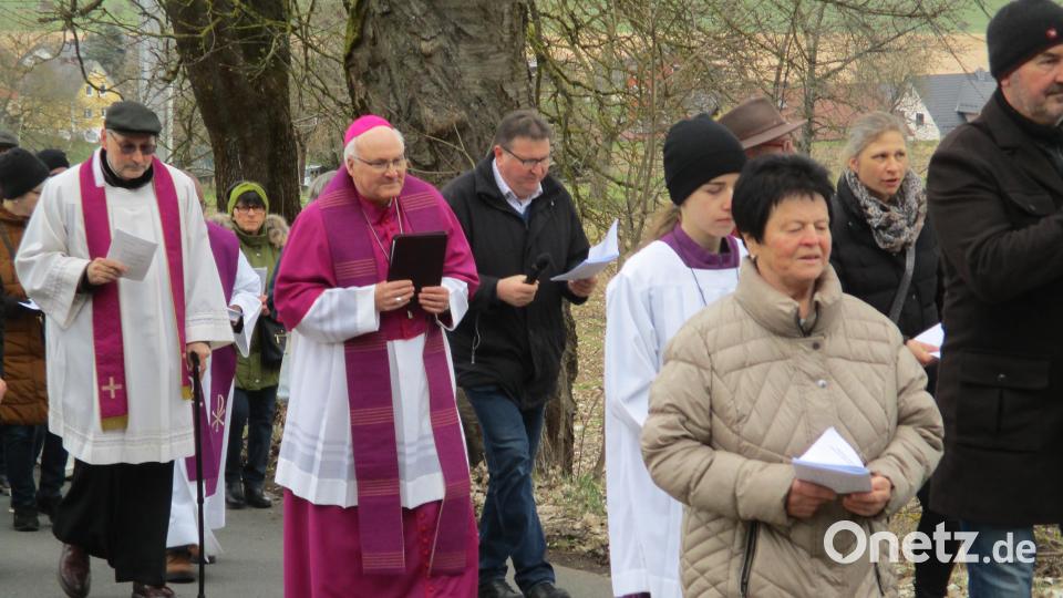Zusammen mit zahlreichen Gläubigen der Pfarrei Rottendorf betet Diözesanbischof Rudolf Vorderholzer den Kreuzweg. Bild: bnr