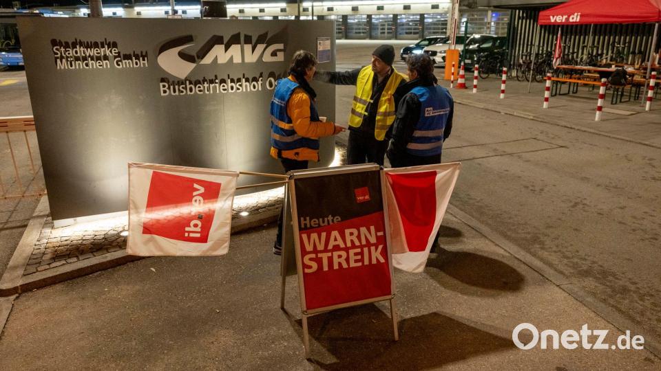 Im Münchner Nahverkehr kann es schon am Dienstag vor allem auf U-Bahnlinien zu Problemen kommen. Archivbild: Peter Kneffel/dpa