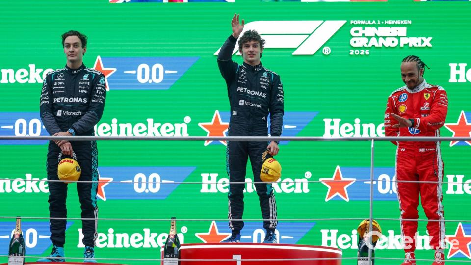 Lewis Hamilton (r) steht endlich wieder auf dem Podium. Bild: Peter Li/Nexpher via ZUMA Press Wire/dpa