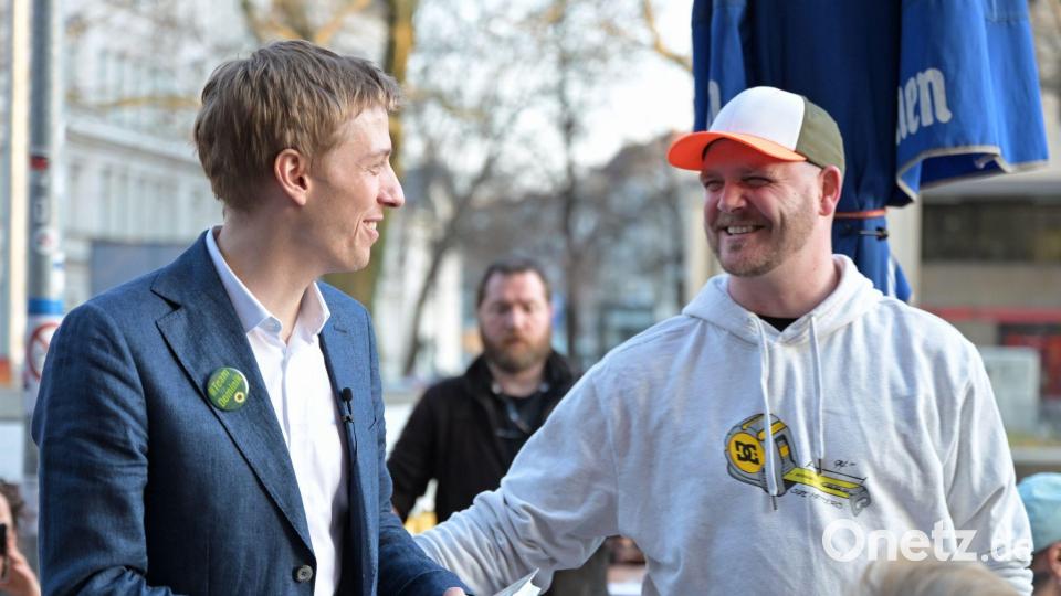 Dominik Krause (links) ist erneut in den Wahlkampf gestartet, auf der Straße, aber auch in den sozialen Medien. (Archivbild) Bild: Malin Wunderlich/dpa