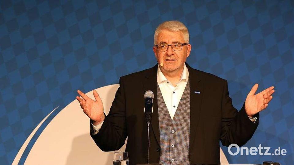 Thomas Graml bleibt weitere vier Jahre Vorsitzender des Fußballbezirks Oberpfalz. Beim Bezirkstag in Regensburg wurde der 54-Jährige aus Raigering einstimmig wiedergewählt. Bild: Fabian Frühwirth/BFV