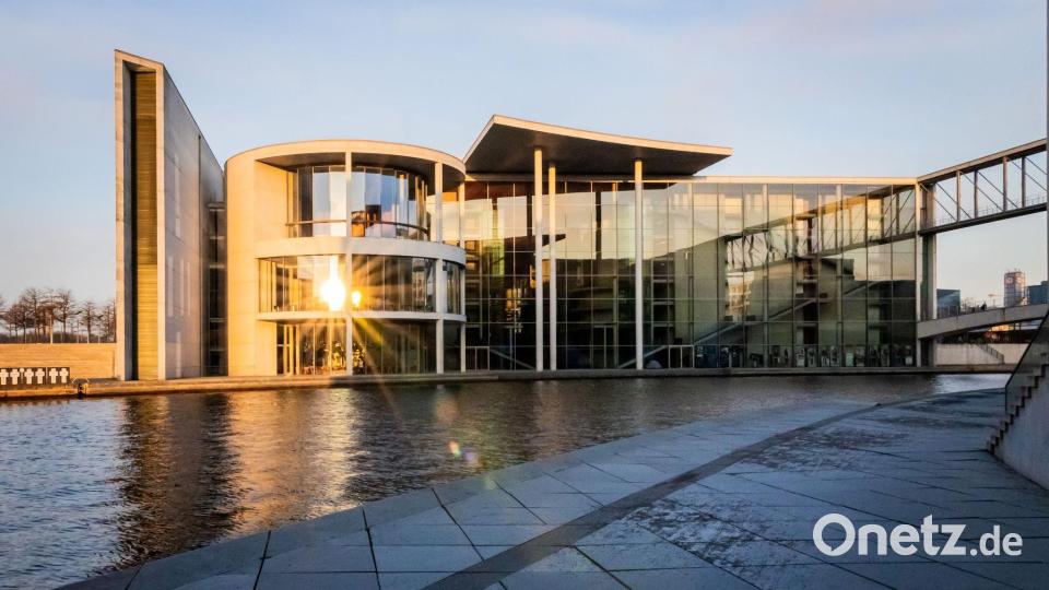 Die aufgehende Sonne spiegelt sich im Paul-Löbe-Haus des Deutschen Bundestag. Bild: Christoph Soeder/dpa